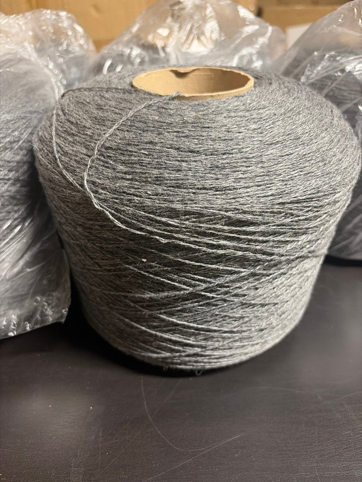 Garen/wol grijs - per stuk of set -1.2 kilo per klos, Hobby en Vrije tijd, Niet bekend, Niet bekend, Breien of Haken, Nieuw
