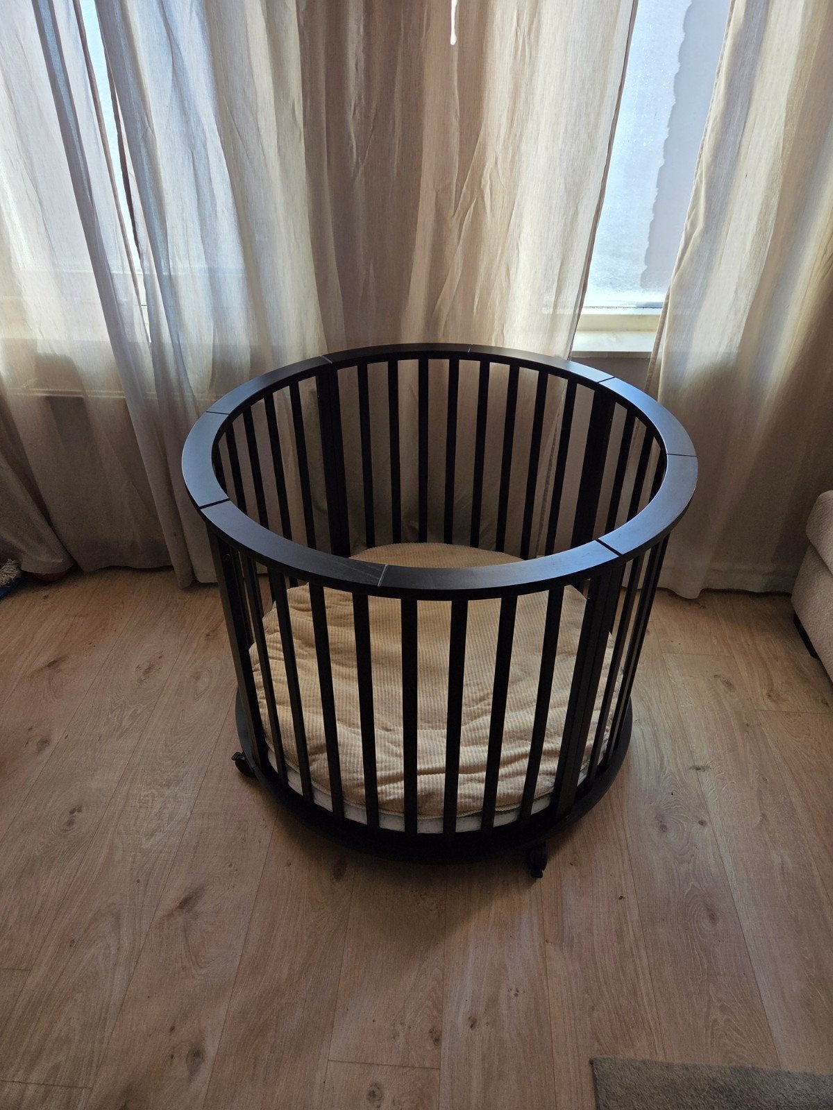 Europe Baby Box Circa - Zwart, Rond met Wieltjes, Kinderen en Baby's, Ophalen, Zo goed als nieuw, Rond, Wieltjes