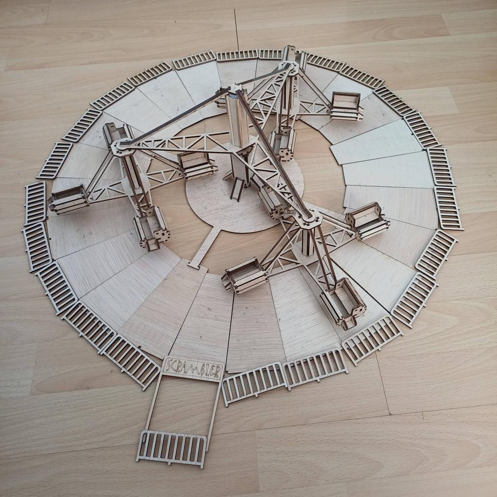 Houten miniatuur kermisattractie Scrambler 60 cm, Hobby en Vrije tijd, Ophalen, Nieuw, 1:50 tot 1:144
