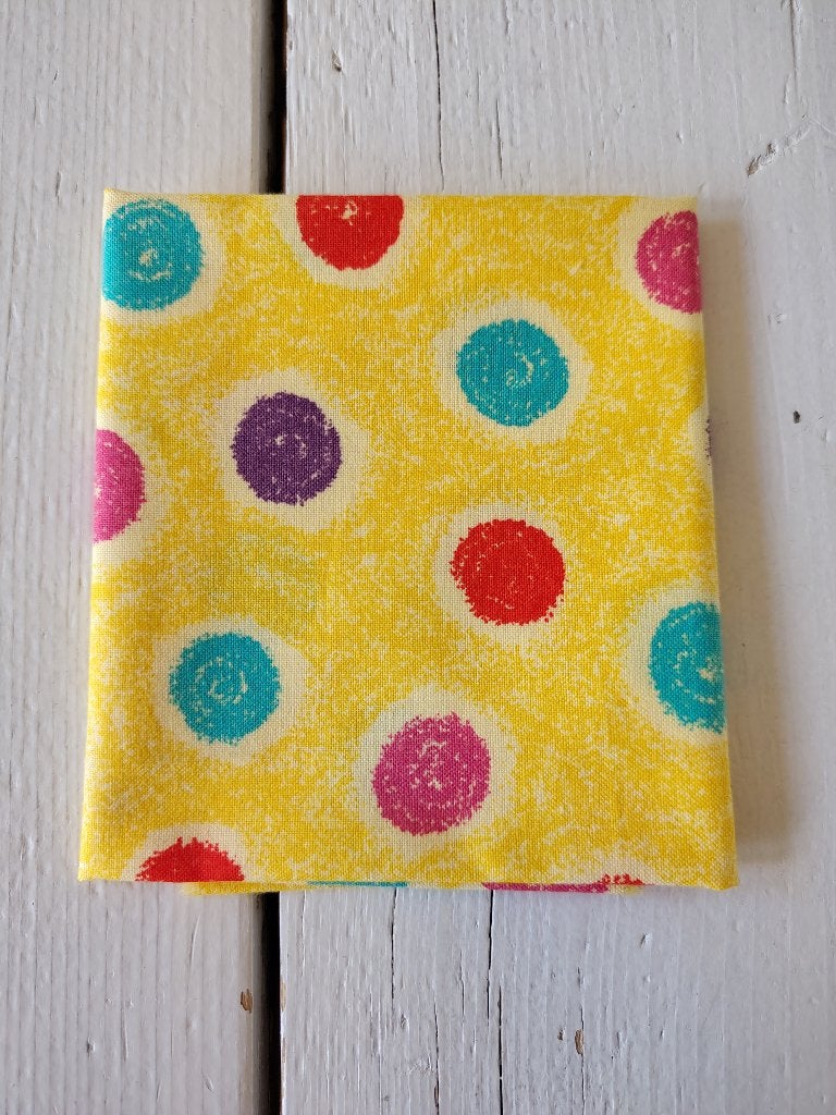 Vrolijke quiltstof - stip - geel/rood/roze/groen/paars, Geel, Nieuw, Ophalen of Verzenden, 30 tot 120 cm