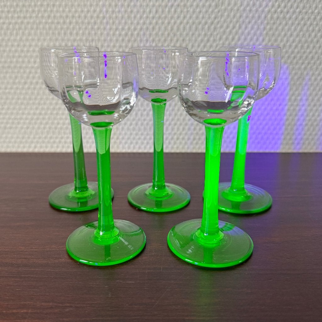 5 Uranium Borrelglaasjes op Groene Voet, Glaswerk, Glas, Verzamelen, Glas en Borrelglaasjes, Ophalen of Verzenden, Zo goed als nieuw