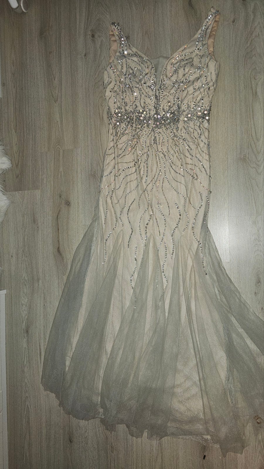 Avondjurk Prachtige elegante jurk 
Beige stof met mooie zil, Ophalen, Zo goed als nieuw, Beige, Trouwjurk