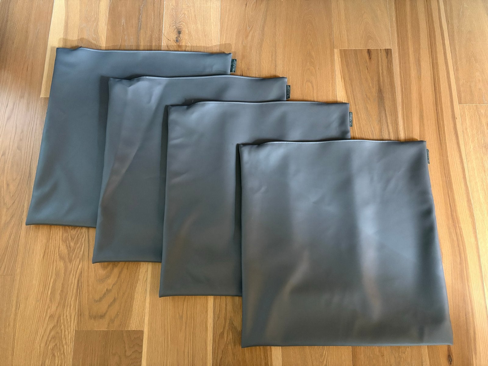 4x Eric Kuster Kussenhoezen 60x60 cm Grijs Leder, Huis en Inrichting, Woonaccessoires | Kussens, Ophalen of Verzenden, Zo goed als nieuw