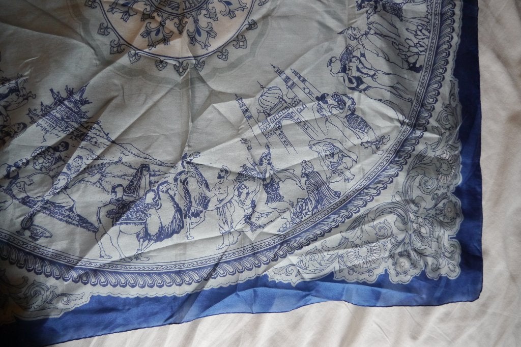 Zijden sjaal - Chinese tafrelen - Blauw, Kleding | Dames, Mutsen, Sjaals en Handschoenen, Ophalen of Verzenden, Zo goed als nieuw