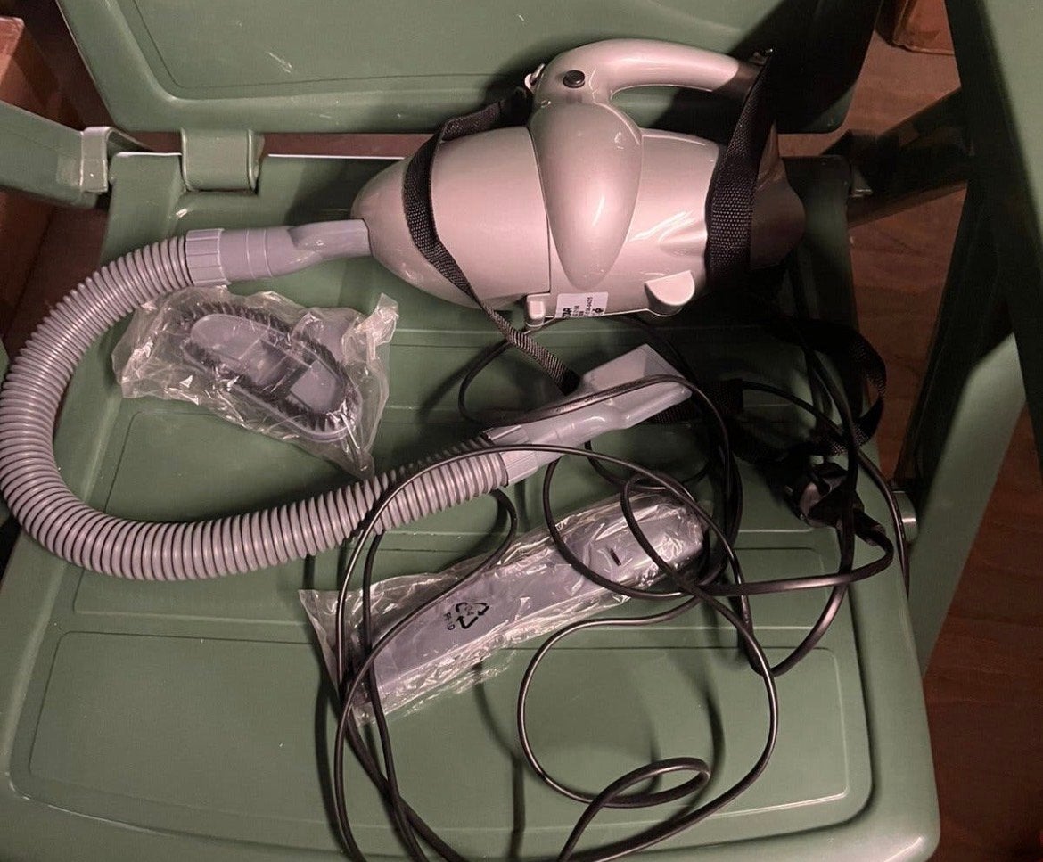 Compacte stofzuiger met accessoires ( hand stofzuiger), Ophalen, Kruimeldief, Zo goed als nieuw, Minder dan 1200 watt