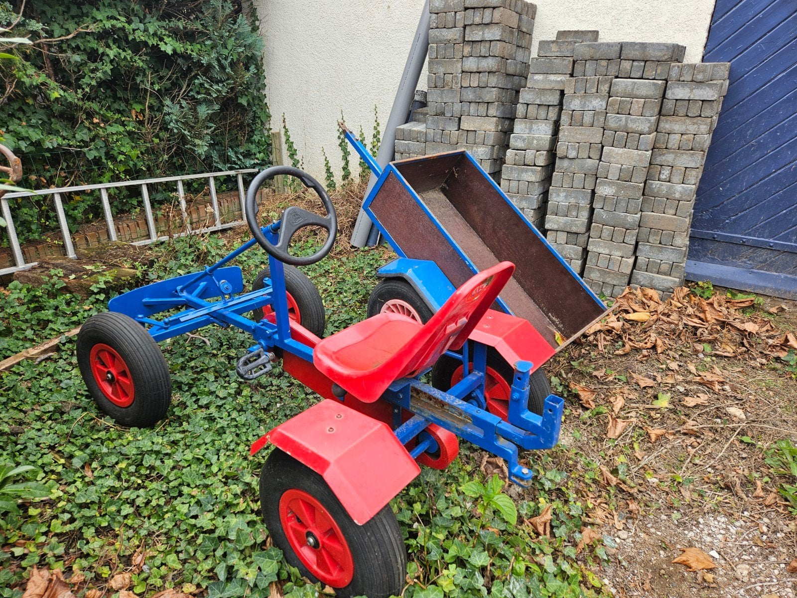 Blauwe en rode skelter met aanhanger, Ophalen, Gebruikt, Overige merken, Met kar of aanhanger