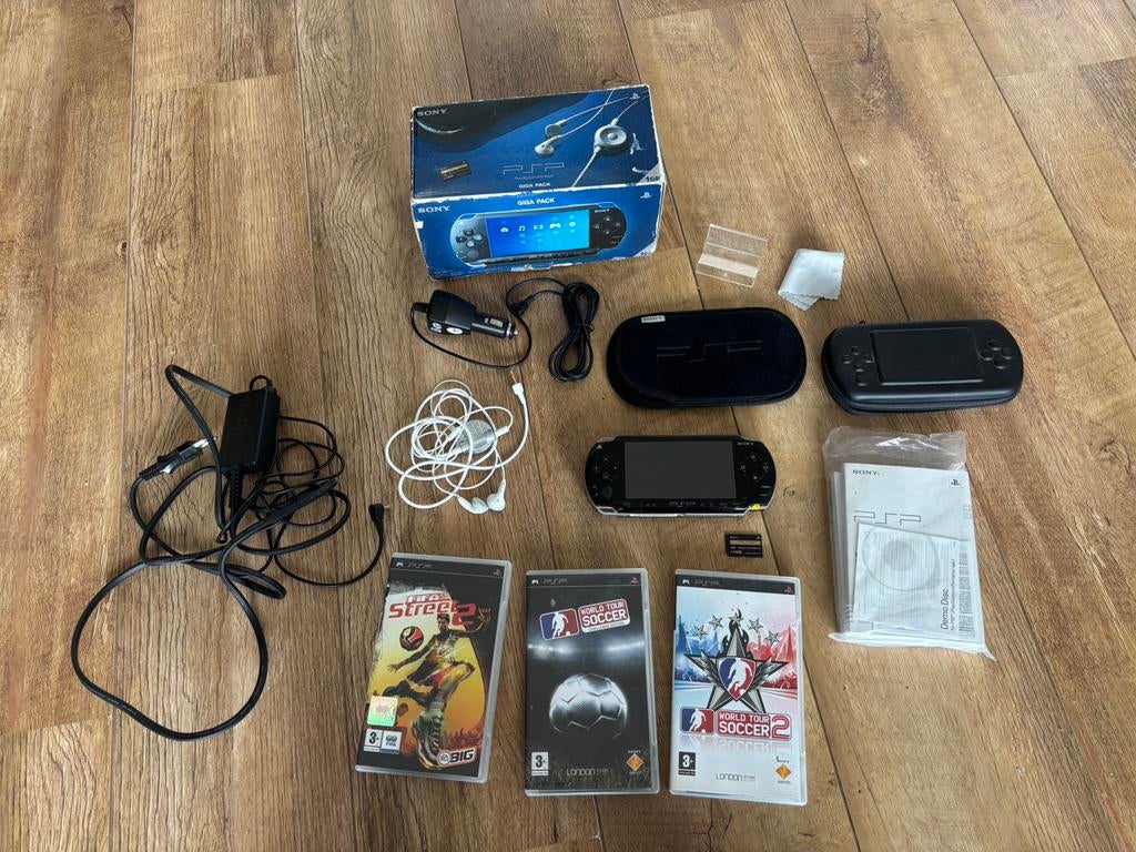 Sony PSP 1004 Giga Pack compleet – doos + accessoires + game, Zwart, Ophalen of Verzenden, PSP, Gebruikt