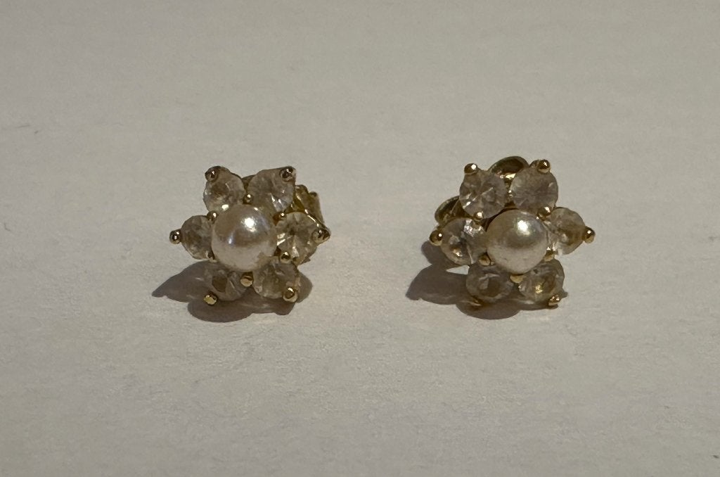 Oorbellen bloemvormig met nep pareltje, Ophalen of Verzenden, Overige materialen, Oorbellen