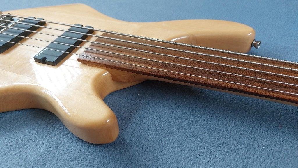 Infinity origineel fretloze 5 snarige basgitaar met EMG's, Muziek en Instrumenten, Snaarinstrumenten | Gitaren | Bas, Ophalen