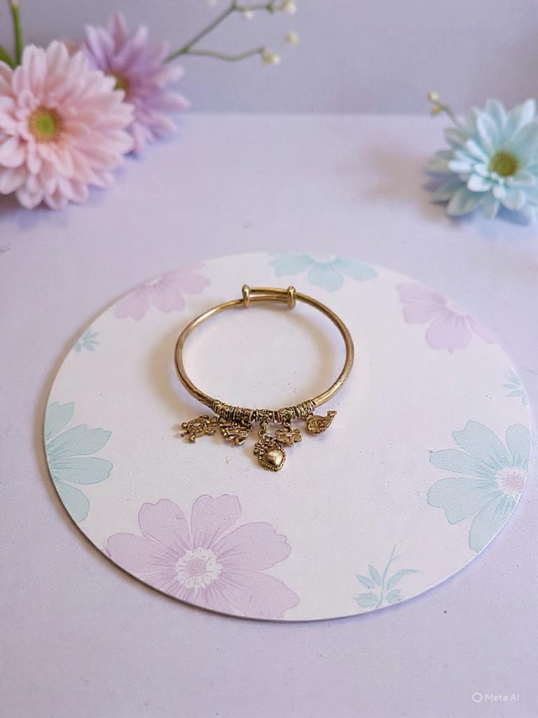 Gouden tone armband met bedels - Verstelbaar, Ophalen of Verzenden, Gebruikt, Goud, Met bedels of kralen