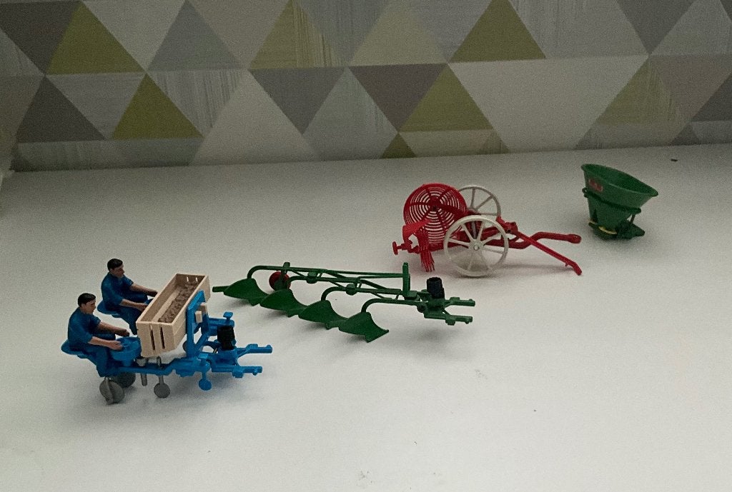 Ploeg, Pootmachine, Aardappelrooier en Kunstmeststrooier, Hobby en Vrije tijd, Modelauto's | 1:32, Ophalen of Verzenden, Zo goed als nieuw