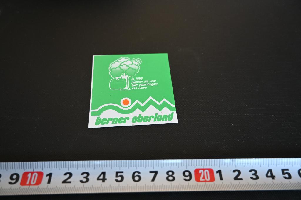 sticker berner oberland in 1988 planten boom voor elke gast, Ophalen, Zo goed als nieuw