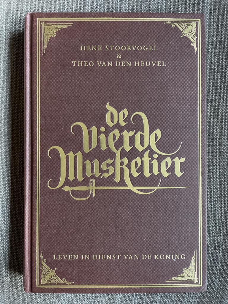 De Vierde Musketier - Henk Stoorvogel & Theo van den Heuvel, Ophalen of Verzenden, Zo goed als nieuw