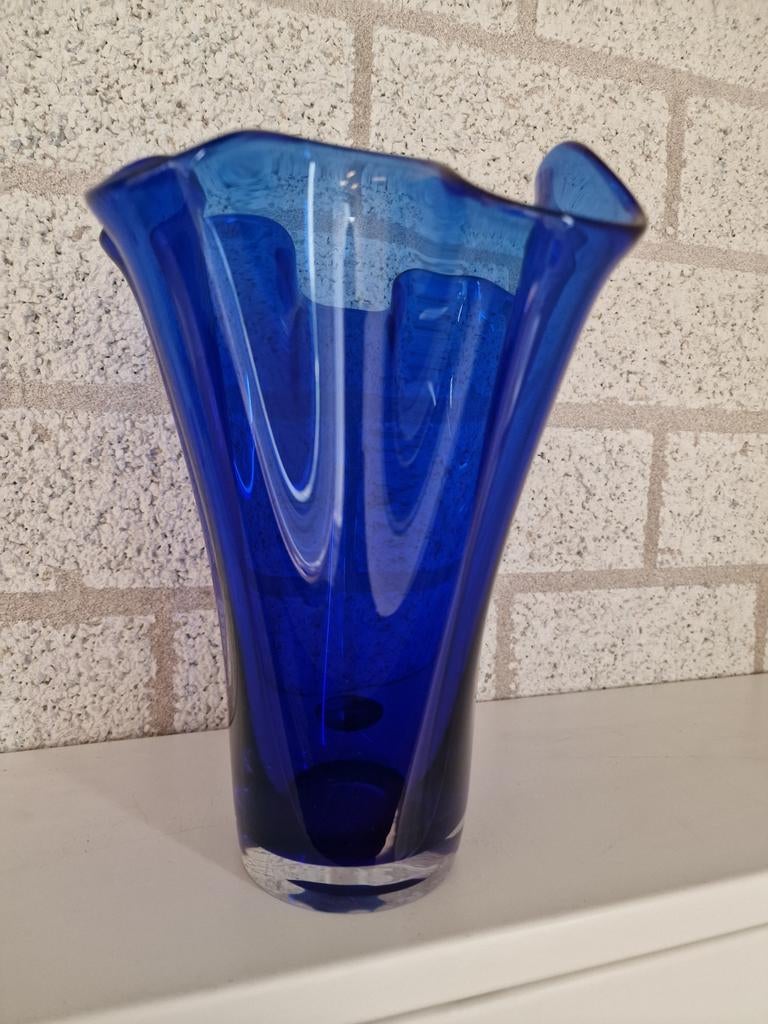 Kobalt Blauwe glazen zakdoek vaas, Ophalen of Verzenden, Blauw, Glas, Minder dan 50 cm