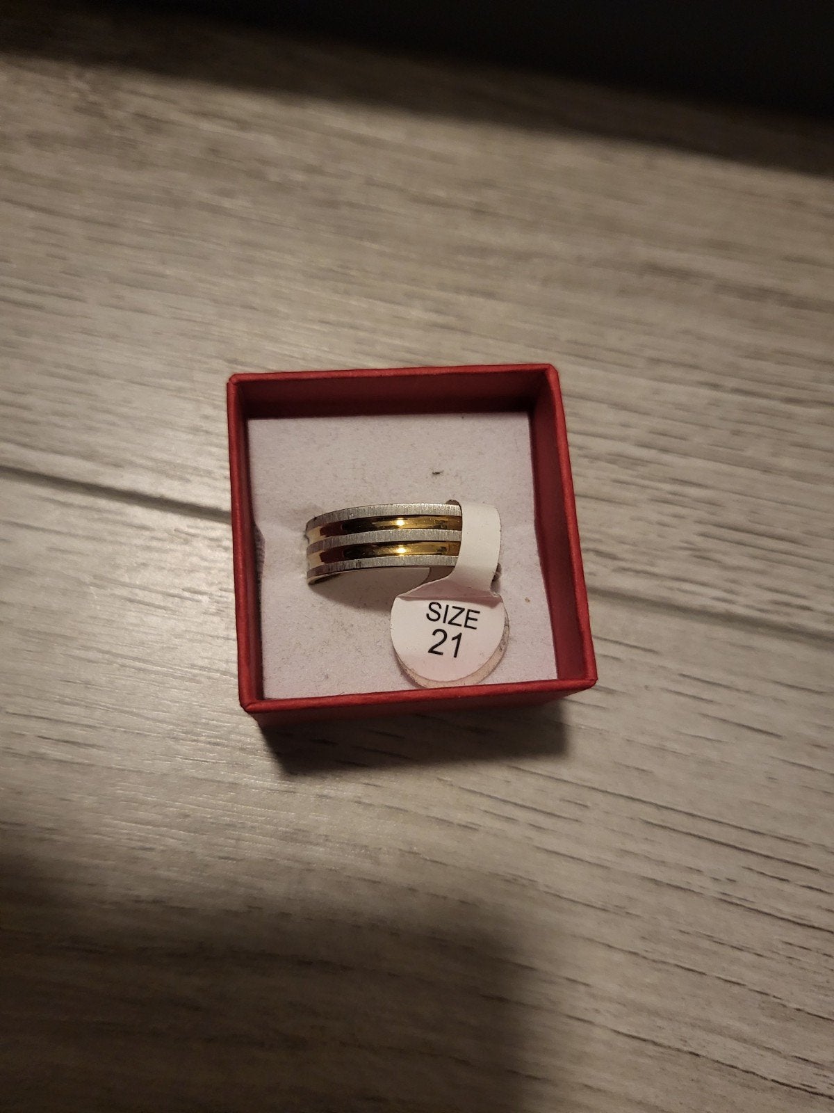 Stijlvolle ring, maat 21, zilverkleurig met gouden accenten, Overige materialen, 20 of groter, Nieuw, Ophalen of Verzenden