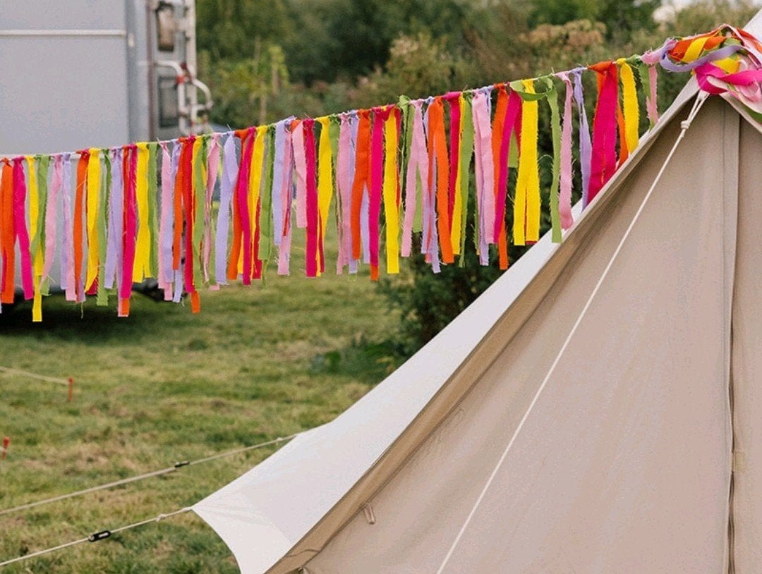 Vrolijke Boho Stofslingers / Festivalslingers (15m & 11m), Ophalen, Gebruikt, Versiering, Geboorte of Huwelijk