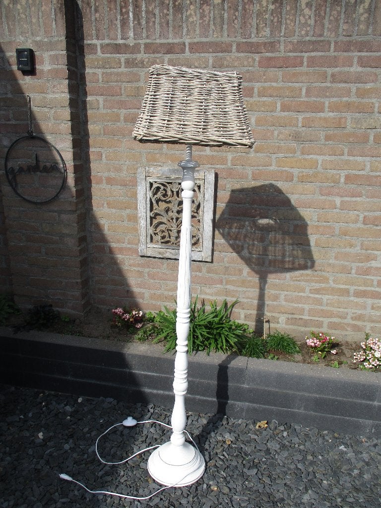 brocante witte staand schemerlamp / lamp met rieten kap, Huis en Inrichting, Ophalen, Zo goed als nieuw, Minder dan 100 cm
