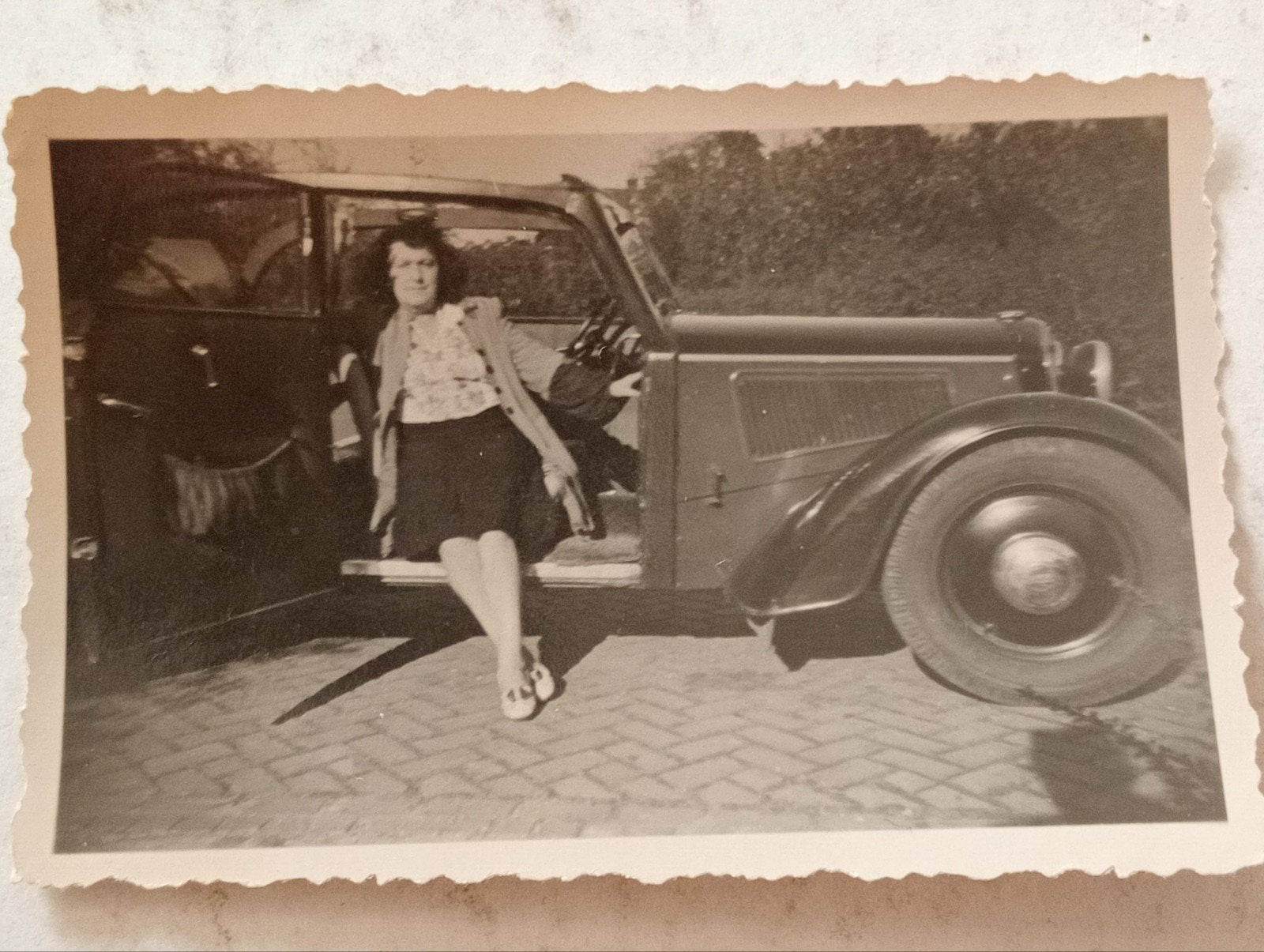 Vintage foto vrouw in een DKW auto jaren 40-50, ca. 6x9 cm, Ophalen of Verzenden, Voor 1940, Gebruikt, Overige onderwerpen