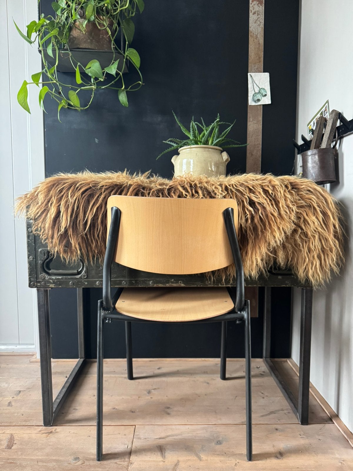 Verweerde oude houten kist legergroen op poten sidetable, Ophalen