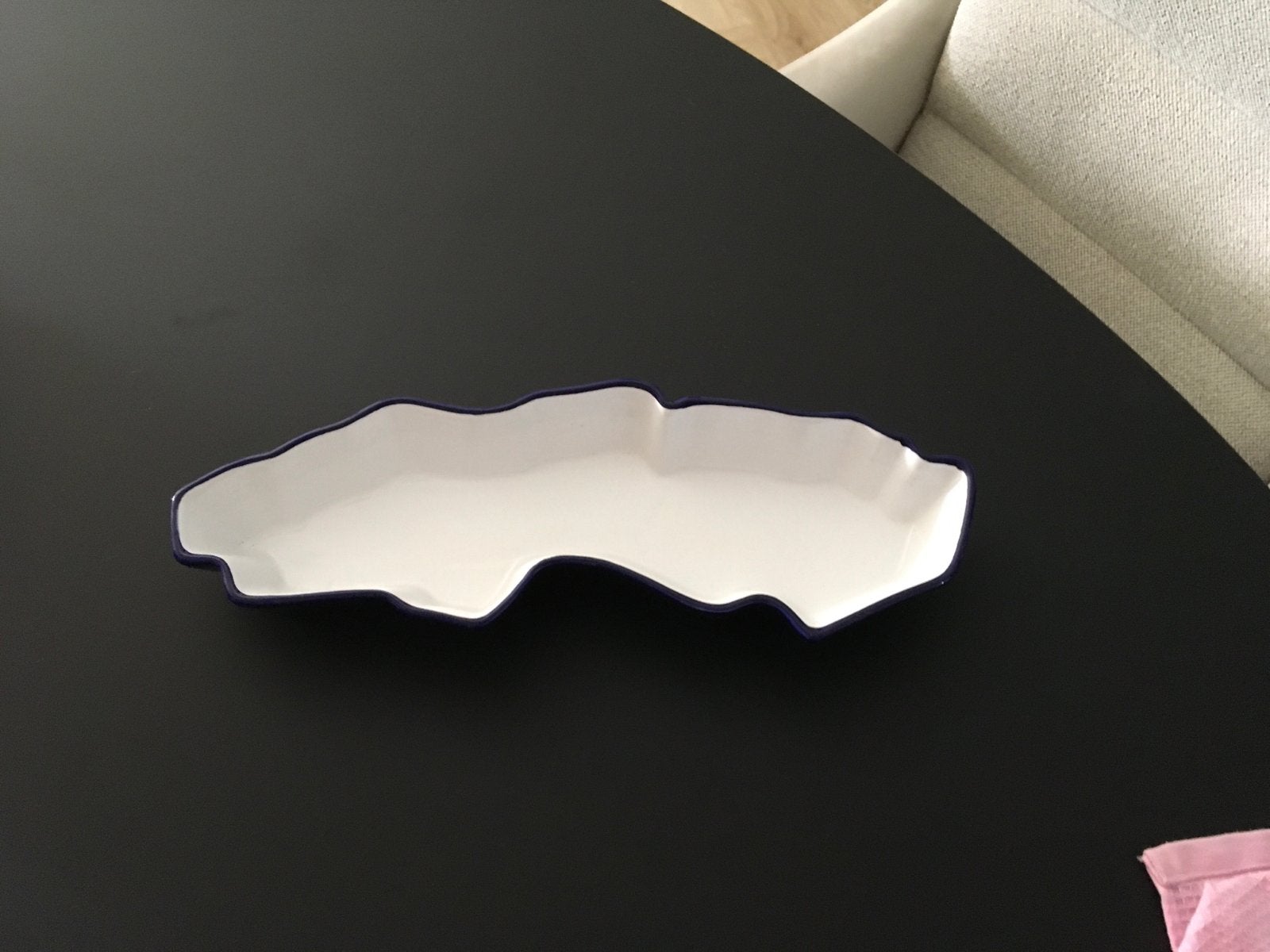 schaal, wit met blauwe rand design.landvorm, Porselein of Keramiek, Schaal, Ophalen of Verzenden, Zo goed als nieuw