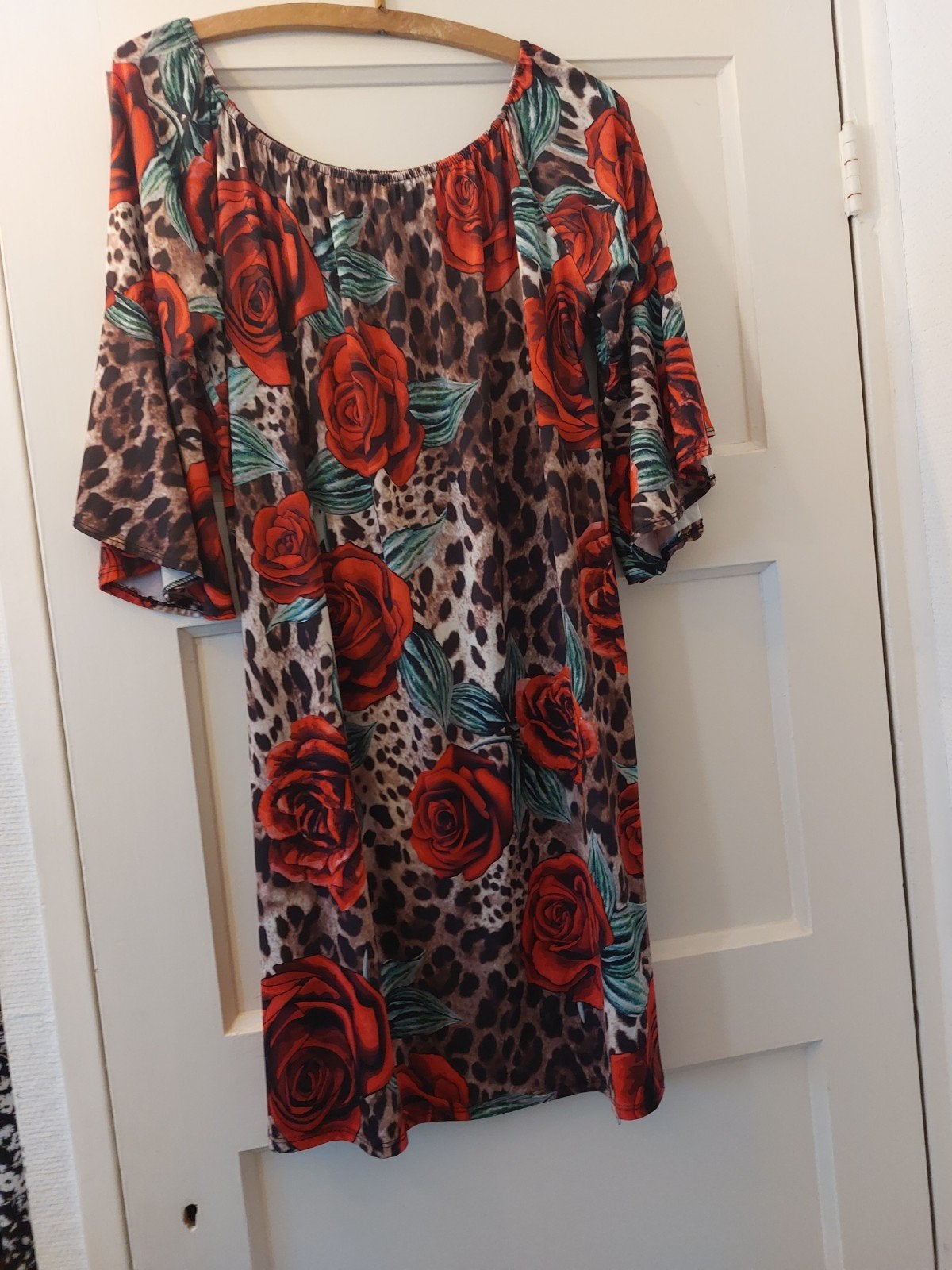 Leopardprint jurk met rode rozen, maat XL, Kleding | Dames, Meerkleurig, Maat 46/48 (XL) of groter, Ophalen of Verzenden, Knielengte