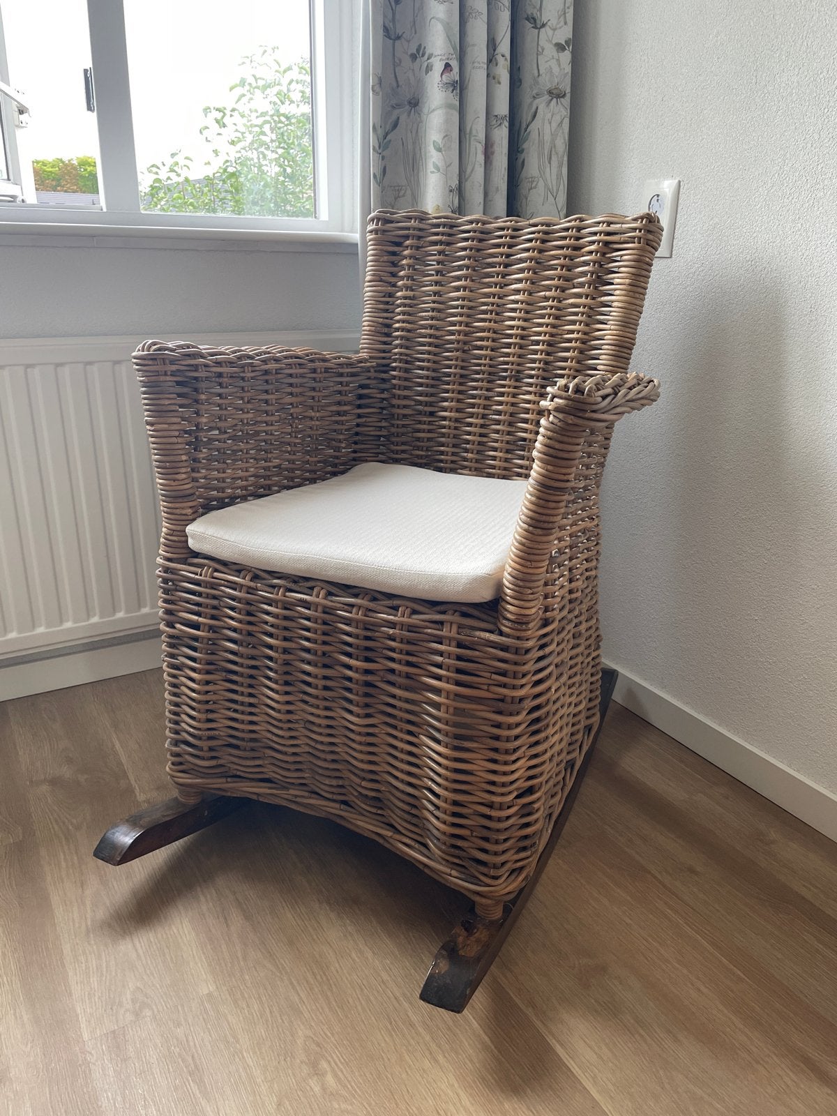 Rotan schommelstoel Babypark met kussen, Ophalen, Gebruikt, 50 tot 75 cm, Riet of Rotan