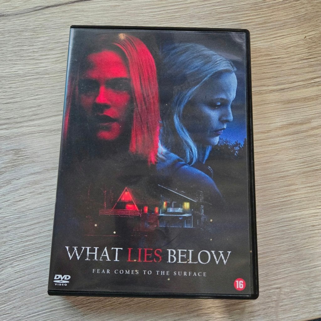 What Lies Below (4 HALEN = 3 BETALEN), Alle leeftijden, Ophalen of Verzenden, Zo goed als nieuw