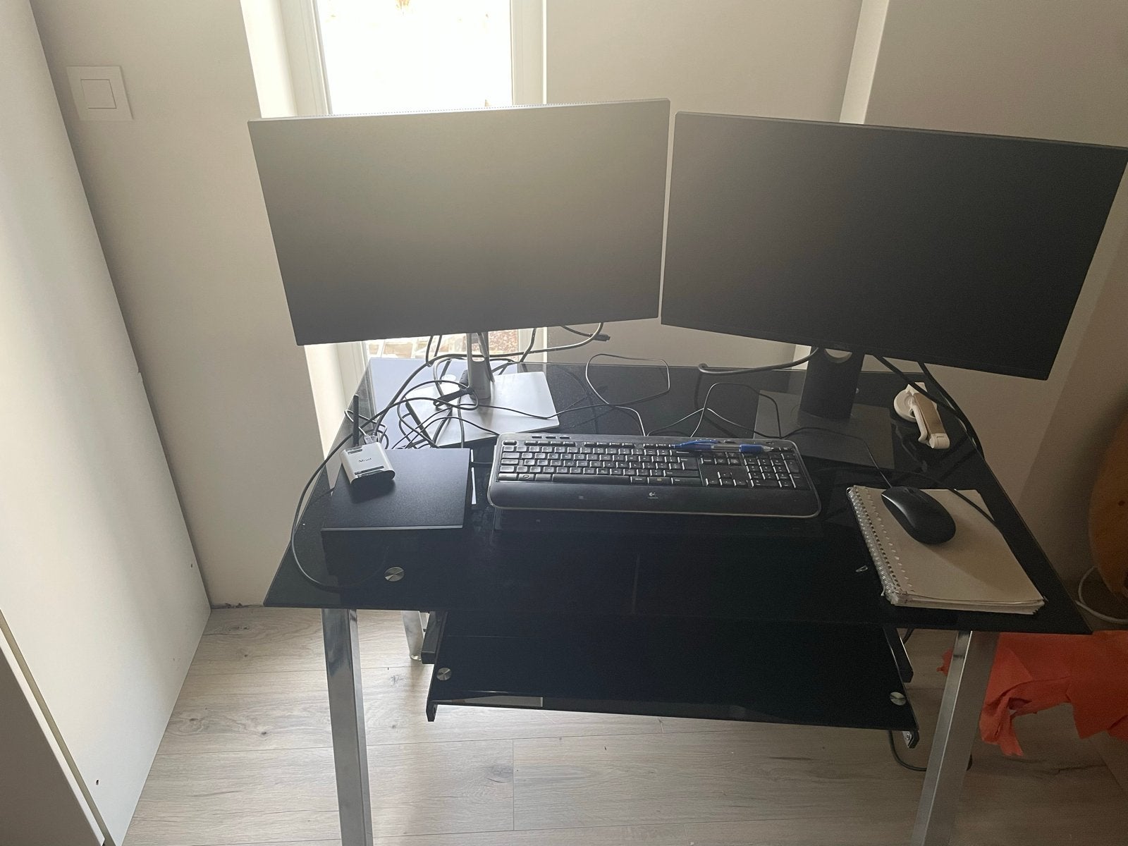 Modern zwart bureau met glazen blad (excl. pc/scherm), Huis en Inrichting, Gebruikt, Ophalen of Verzenden, Computerbureau, Modern