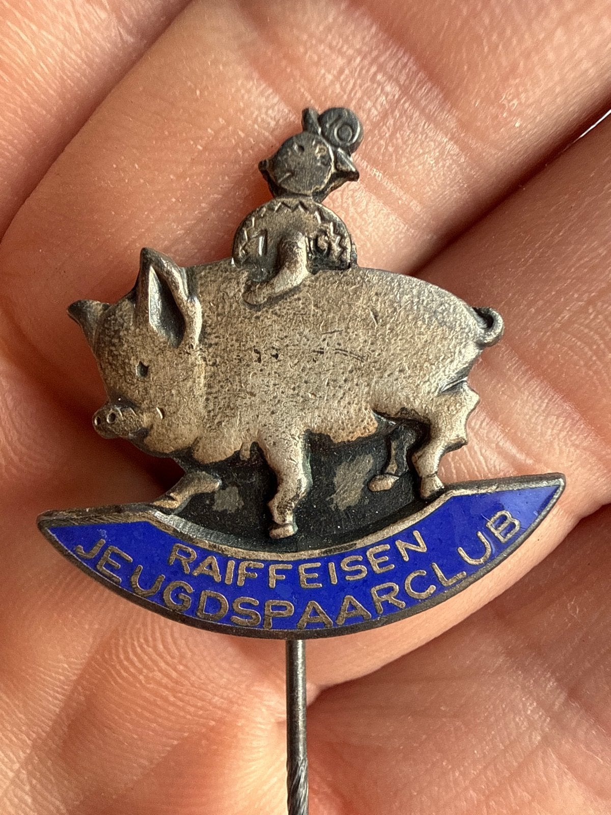 Speldje Raiffeisen Jeugdspaarclub met varken en slak, Verzamelen, Speldjes, Pins en Buttons, Ophalen of Verzenden, Gebruikt, Dier of Natuur