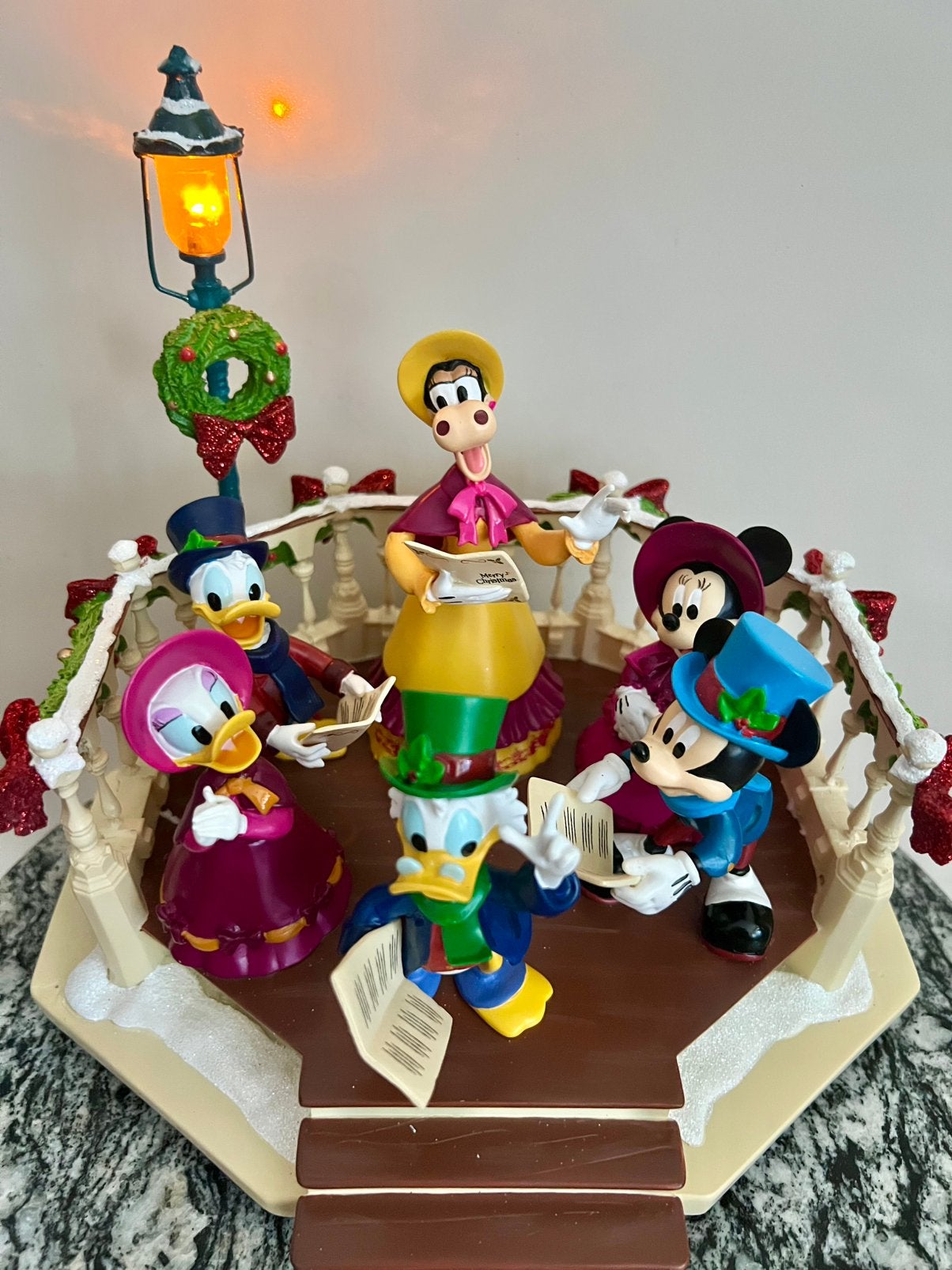 Disney Traditions Mickey Carolers - Muzikaal & Lichtgevend., Ophalen, Zo goed als nieuw