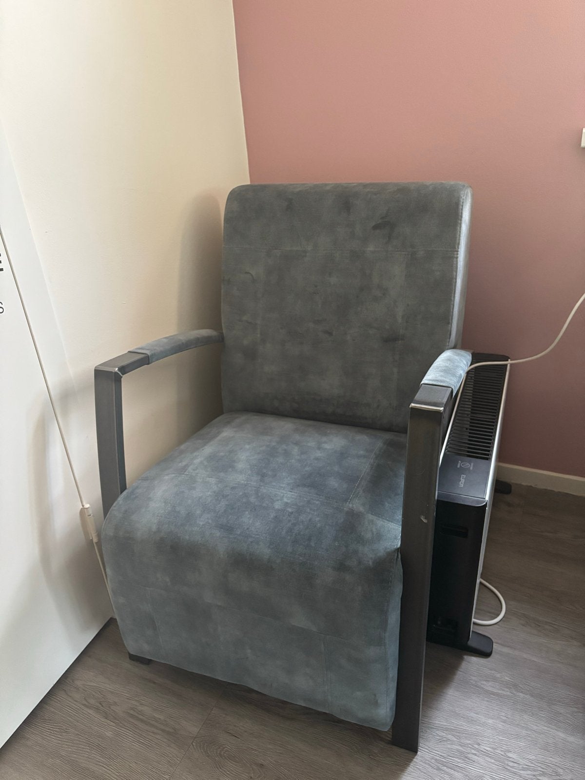 Comfortabele grijsgroene fauteuil met metalen armleuningen, Huis en Inrichting, Fauteuils, Ophalen, Gebruikt, 75 tot 100 cm, Stof