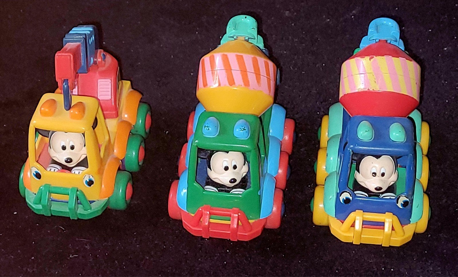 Set 3 kleurige Disney Store 2 betonmolens +kraanwagen Mickey, Verzenden, Gebruikt