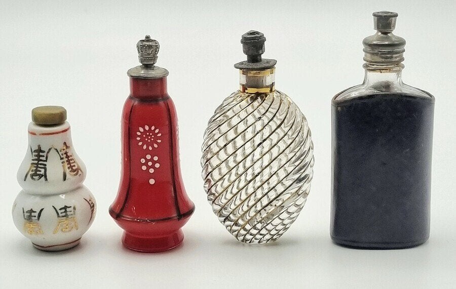 70. Porseleinen en glazen parfumflesjes-Jugendstil, ca.1900