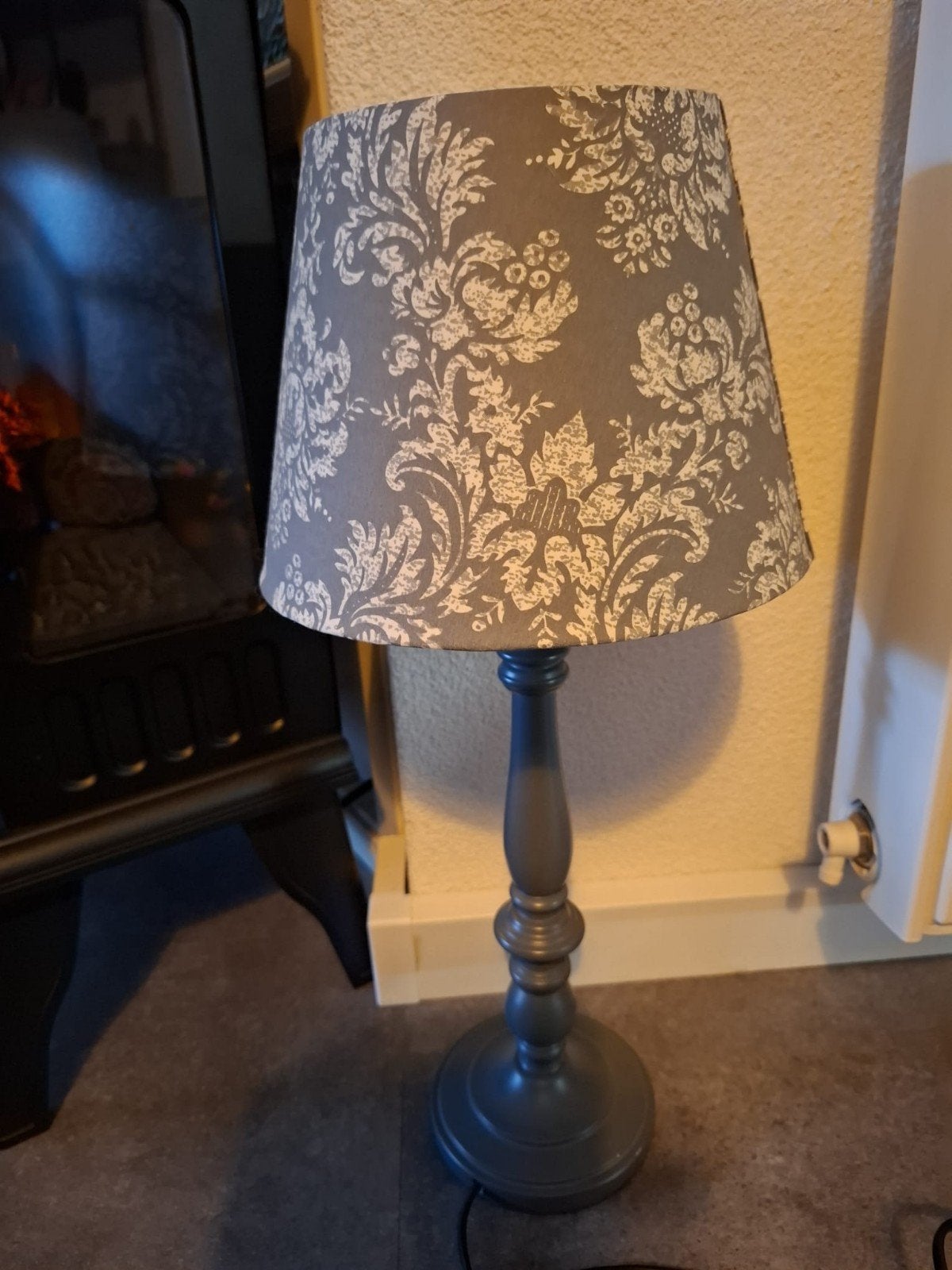 Mooie en nette lamp op hoge houten voet, Huis en Inrichting, Ophalen