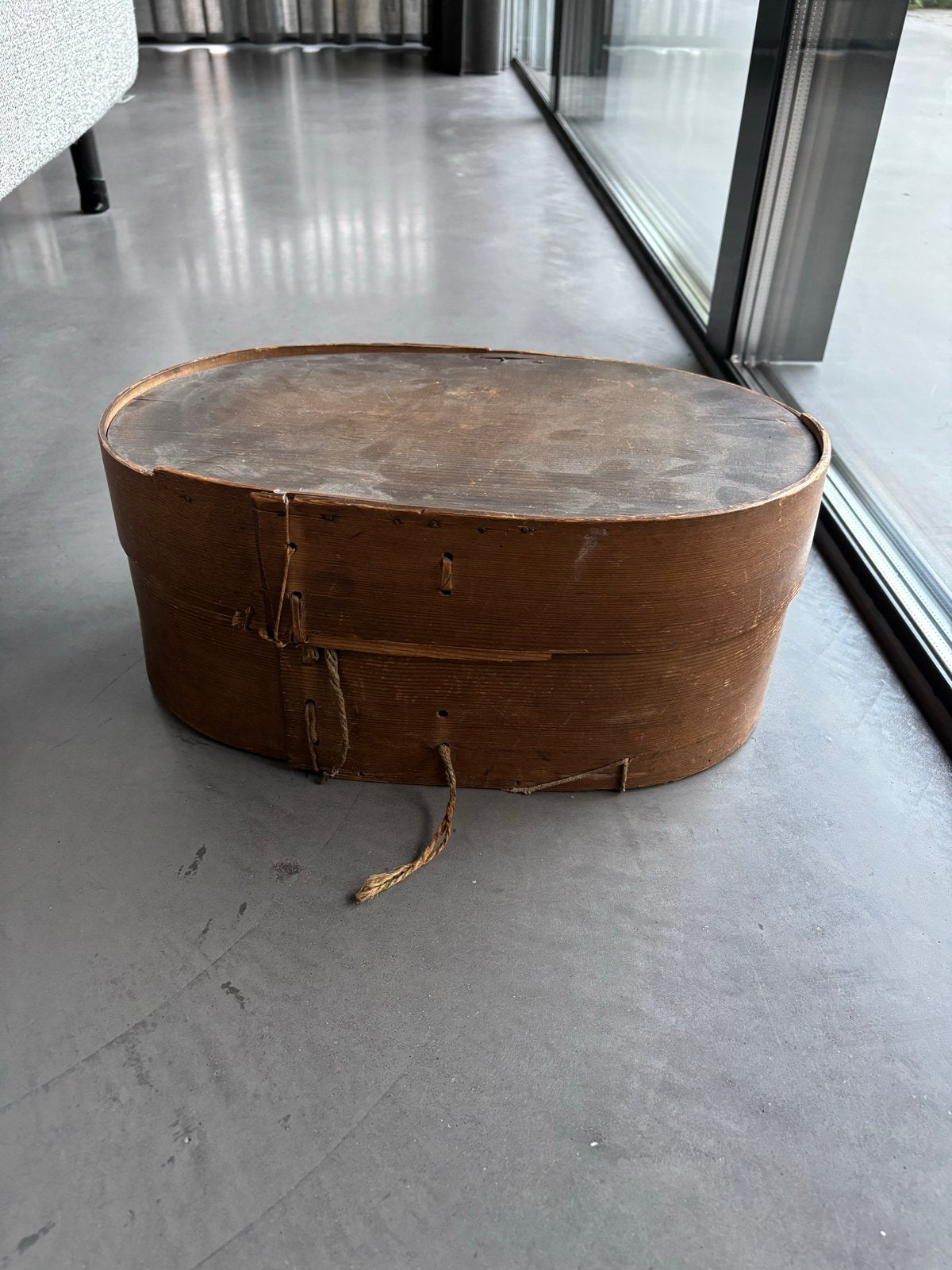 Antieke houten ovale doos met deksel, Ophalen