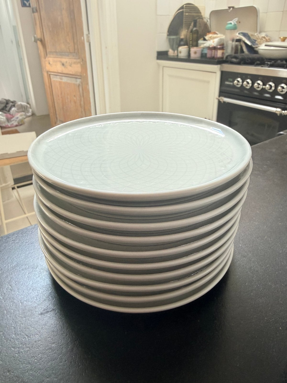 lichtgrijze IKEA Krustad gebaksbordje 10 plus 2 met schade, Ophalen of Verzenden, Zo goed als nieuw, Porselein, Overige stijlen