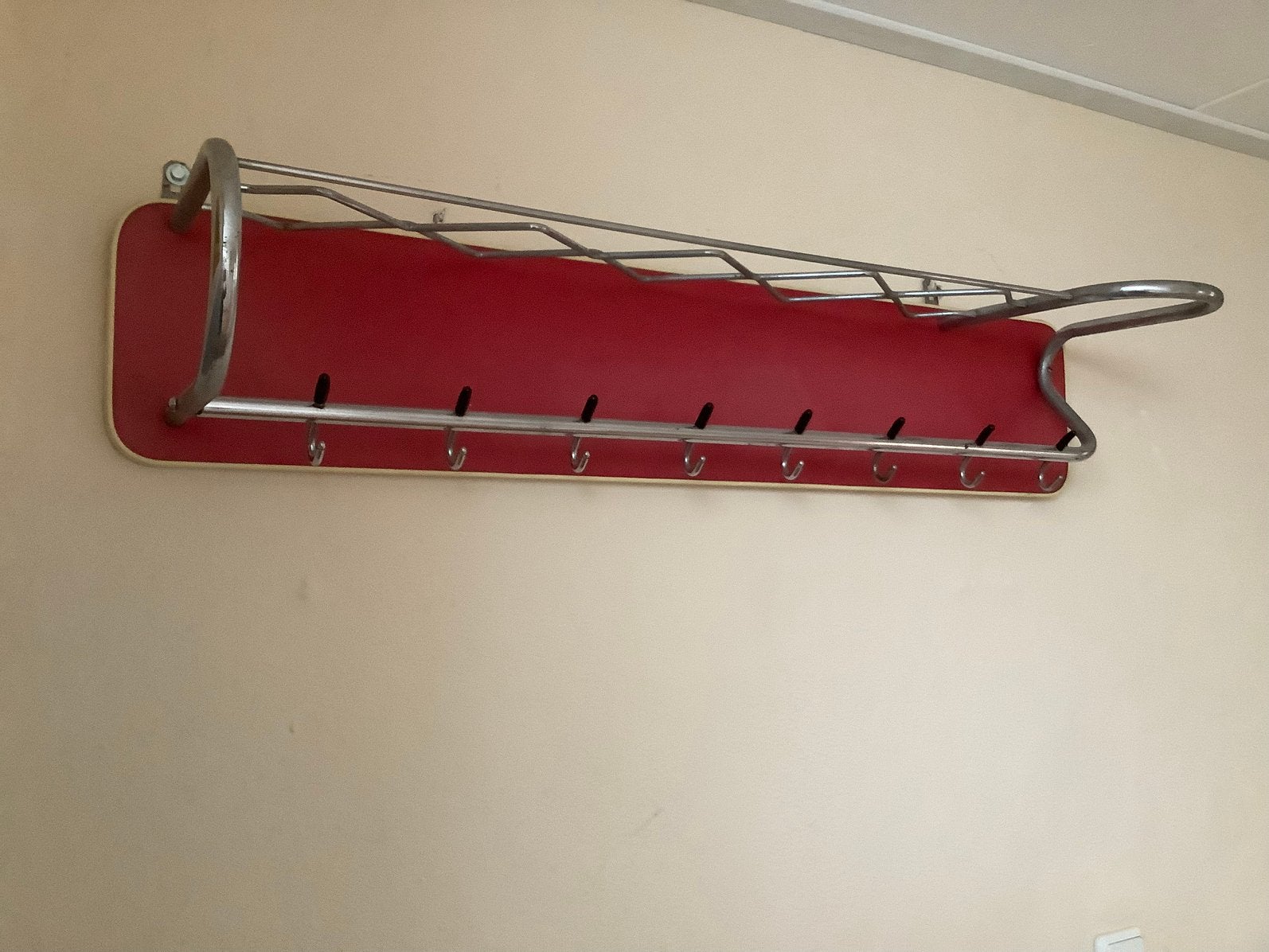 Vintage kapstok rode wandkapstok met chroom, Wandkapstok, Gebruikt, Ophalen of Verzenden, Minder dan 100 cm