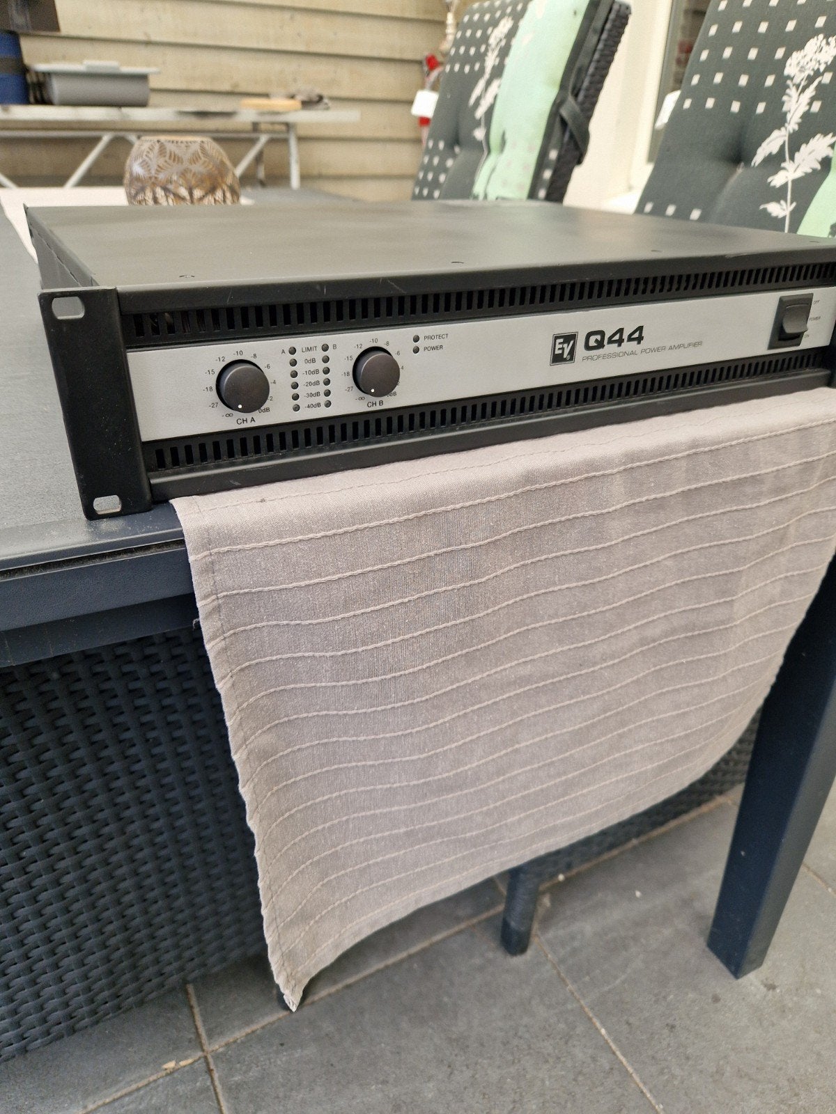 ev q44ll versterker, Ophalen of Verzenden, Zo goed als nieuw, 500 tot 1000 watt, P.A.
