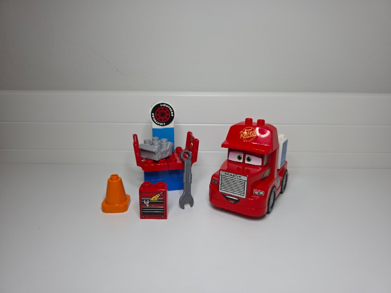 LEGO Duplo Disney Pixar Cars 3 Mack bij de race - Set 10417, Compleet, Ophalen of Verzenden, Zo goed als nieuw, Complete set