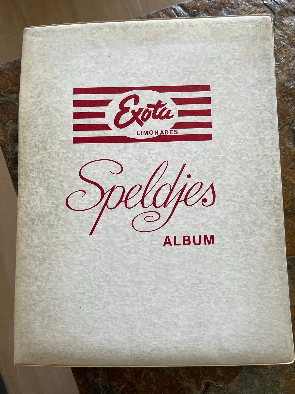 Vintage Exota Speldjes Album met Speldjes en Munten, Verzamelen, Ophalen of Verzenden, Gebruikt, Overige onderwerpen, Speldje of Pin