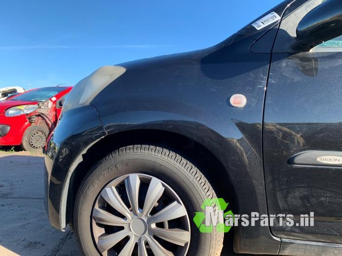 Scherm links-voor van een Daihatsu Sirion, Auto-onderdelen, Carrosserie en Plaatwerk, Gebruikt, Daihatsu, -, -