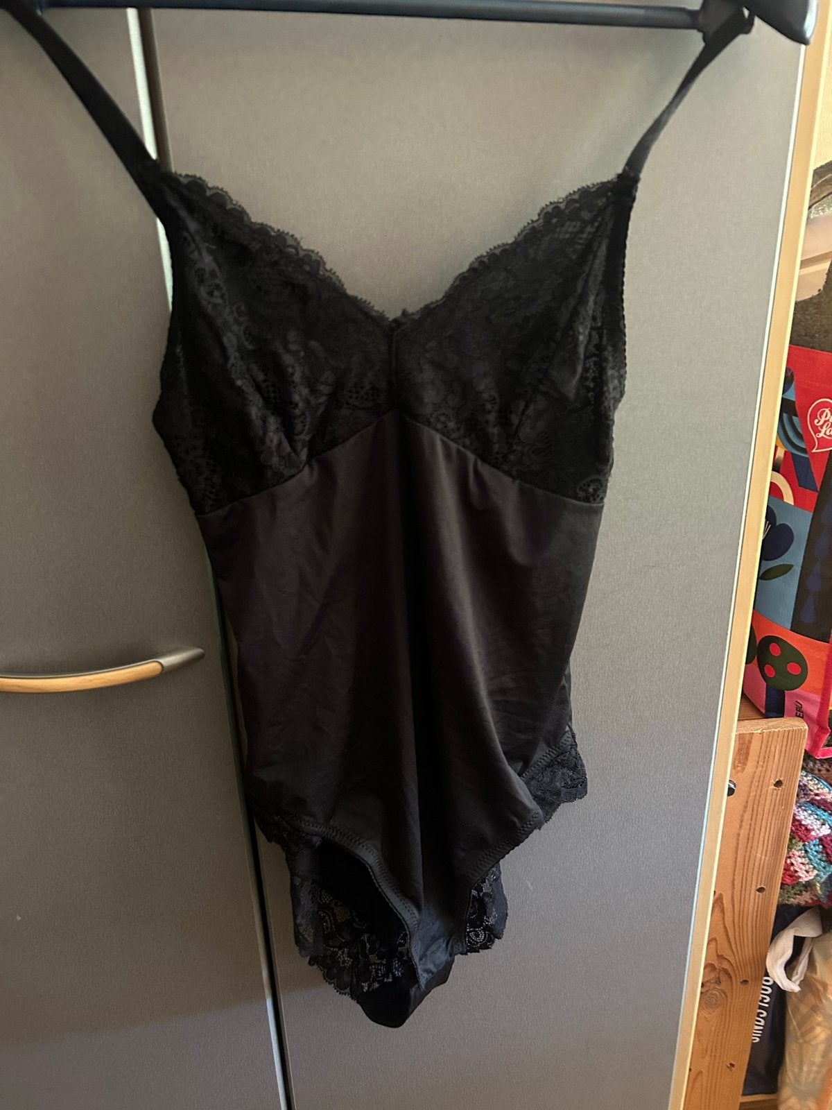 Zwarte kanten body met spaghettibandjes, Ophalen of Verzenden, Zwart, Body of Korset