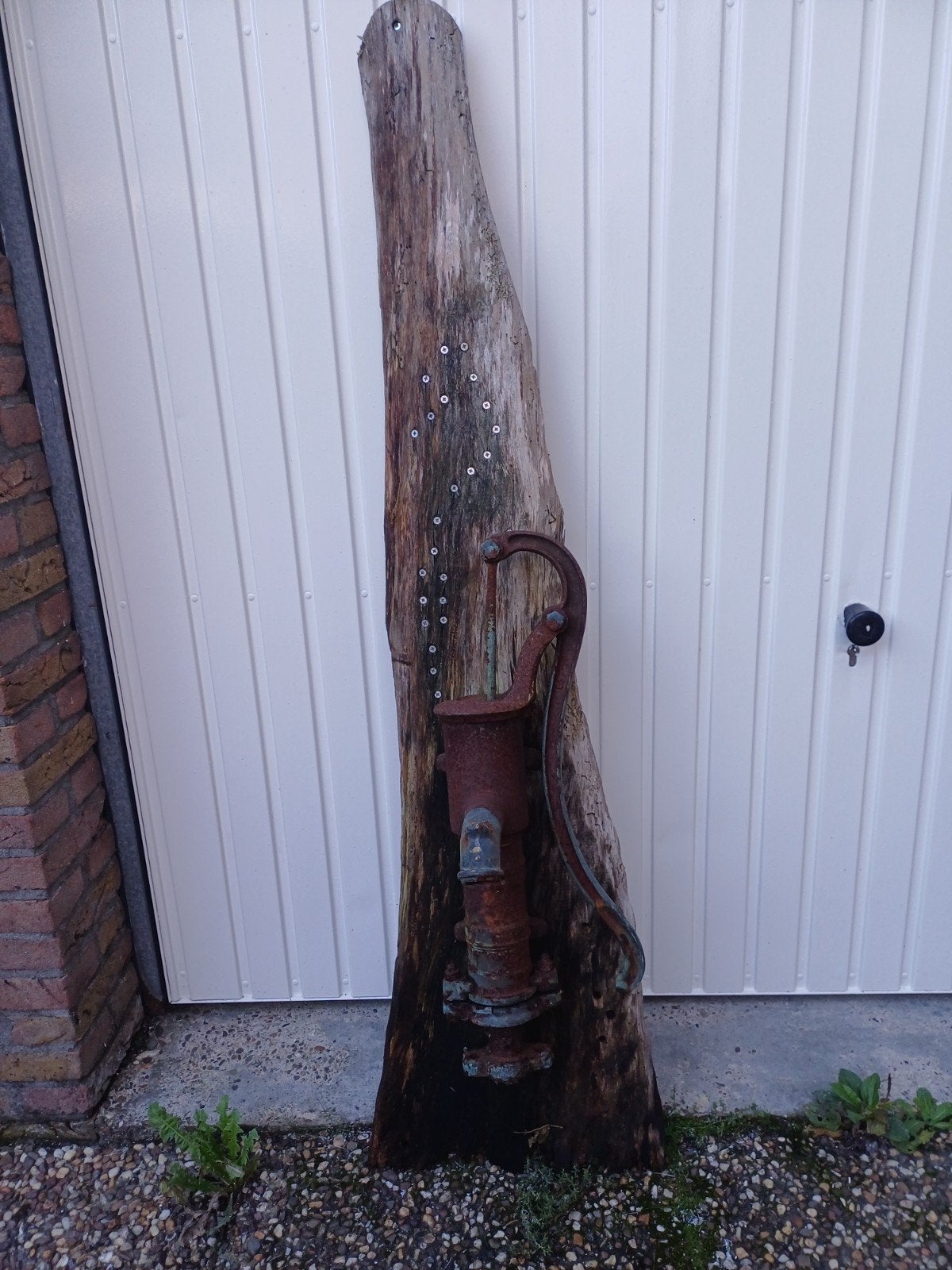 Oude waterpomp op houten plank - Decoratief, Ophalen