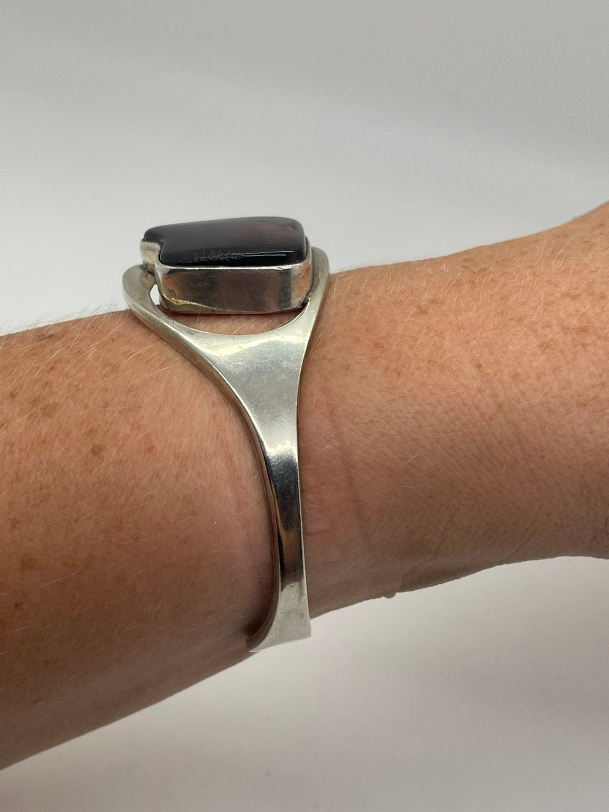 E706 Prachtige zilveren bangle met barnsteen, Ophalen of Verzenden, X, Met edelsteen, Zilver