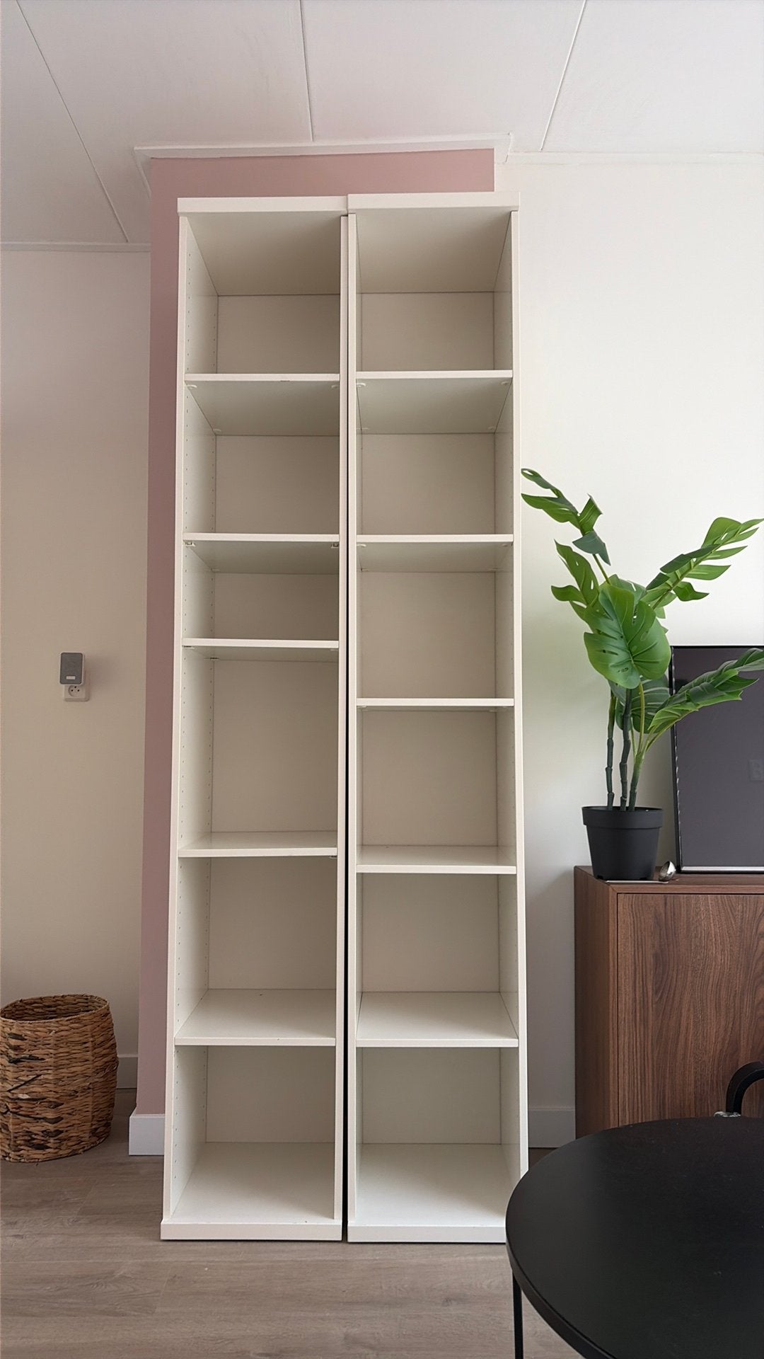 Ikea bonde witte smalle boekenkast met lichte slijtage, Huis en Inrichting, Kasten | Boekenkasten, Ophalen, Minder dan 50 cm, Gebruikt