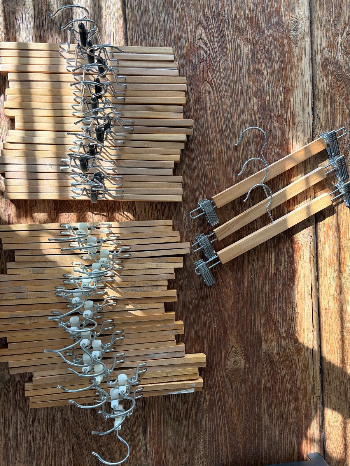 29x Houten broek- en rokhangers met metalen clips, Kleding | Dames, Kledinghangers, Ophalen, Gebruikt, Hout, Volwassenen
