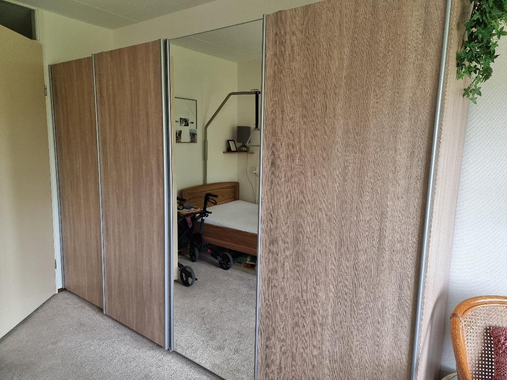 Robuste kasten wand, Huis en Inrichting, Kasten | Kledingkasten, Ophalen, Met plank(en), Eikenhout, Zo goed als nieuw