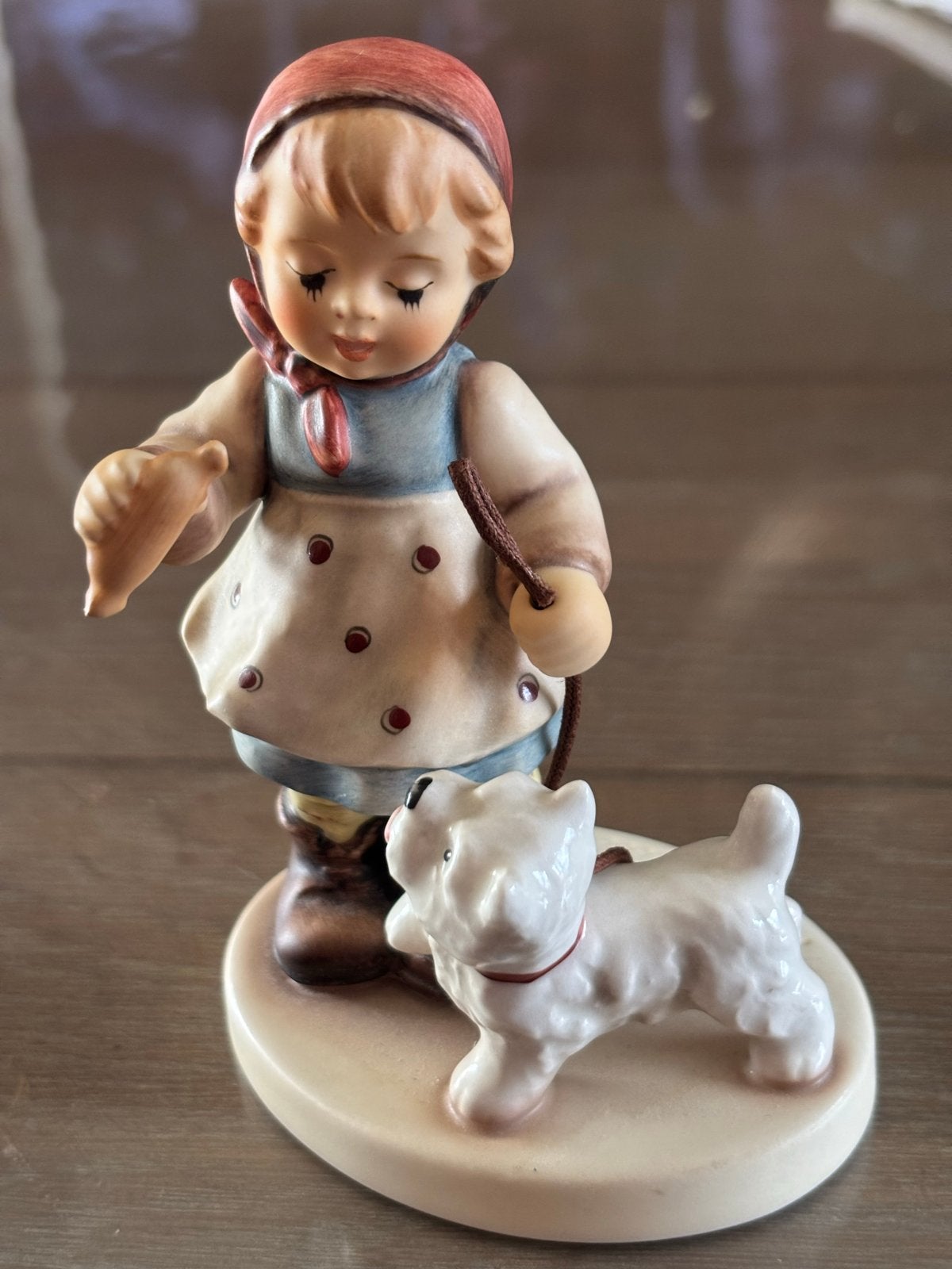 Hummel beeldje: Meisje met hondje . Christmas treat, Ophalen of Verzenden, Zo goed als nieuw, Hummel