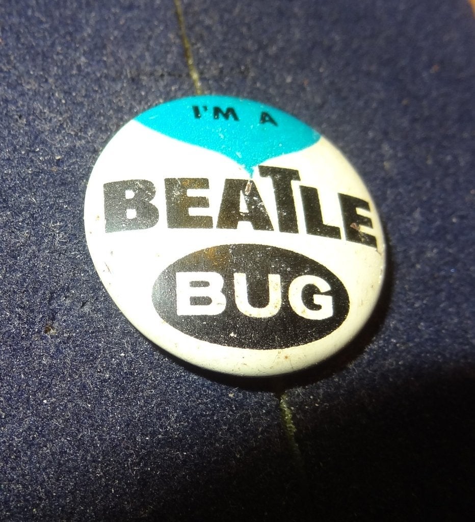 Beatles i'm a Beatles Bug Blauw Button uit 1964, Verzenden, Gebruikt, Overige onderwerpen, Button