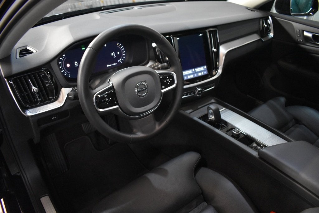 Volvo V60 B4 197PK Plus Dark | Trekhaak | Leder | Schuifdak, 4 cilinders, 1634 kg, 24 maanden, Zwart